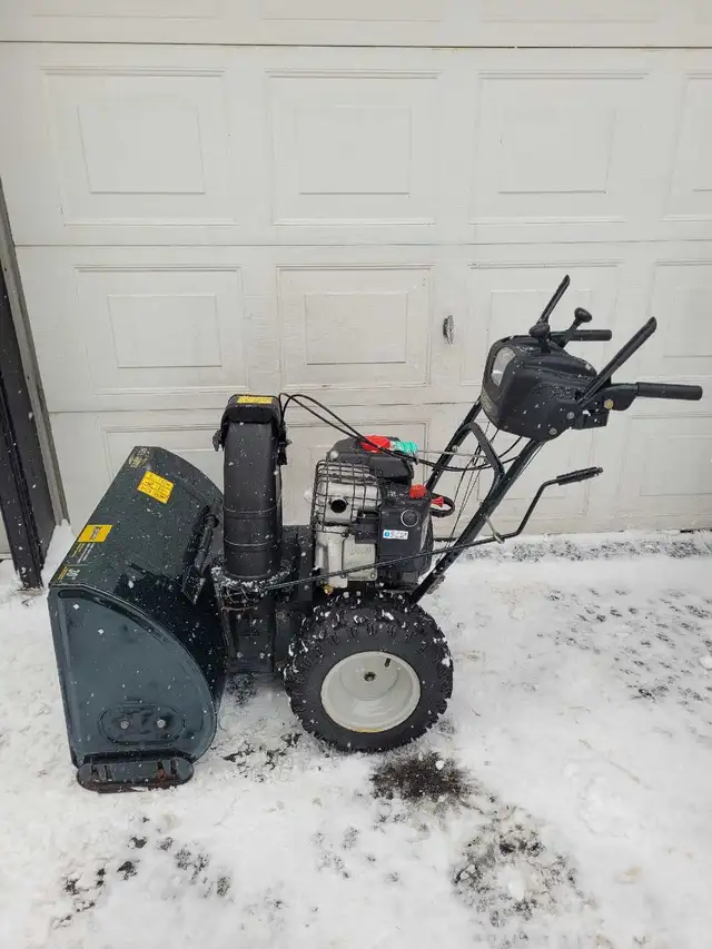 Yardworks 30" snowblower in Snowblowers in Kitchener / Waterloo - Image 7