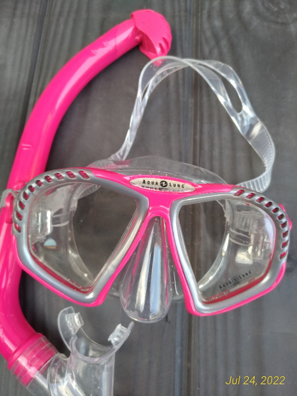 Girls mask and snorkel set in Water Sports in Brantford - Image 3