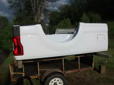 Boite de camion blanche de 8 pieds pour Ford 250 et 350 roues simples. Comme neuve n'a jamais été su...