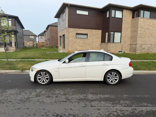 BMW 323i 2011 523046199398901762