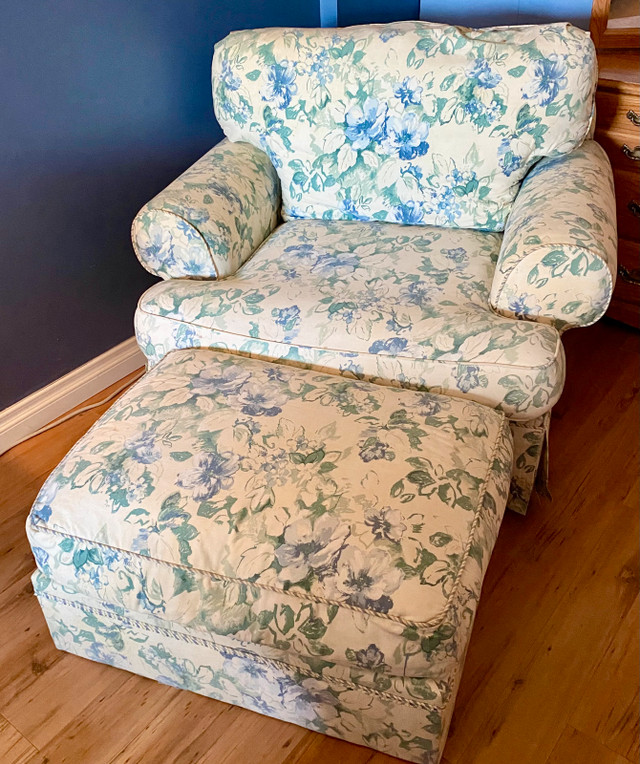 Vintage Lounge Chair & Ottoman Set Floral in Chairs & Recliners in North Bay