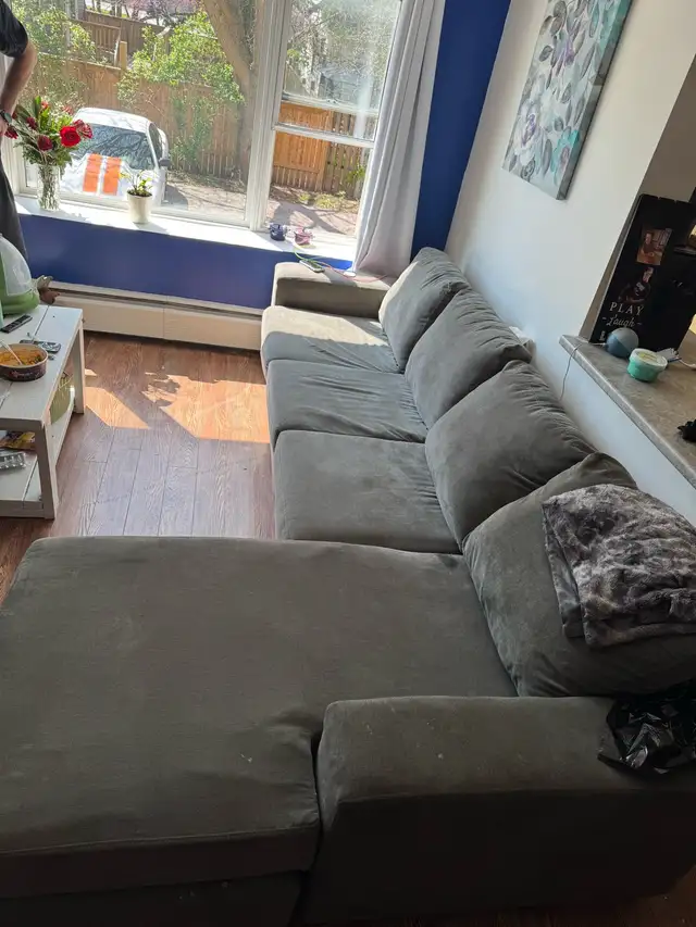 small sectional couch  in Couches & Futons in Sarnia - Image 3