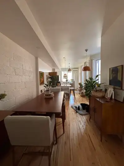 Magnifique et spacieux 5 1/2 sur le Plateau entièrement rénové, alliant charme et confort moderne. S...