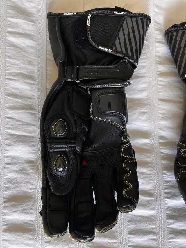 Dainese Full Metal D1 Motorcycle Gloves – Size 8.5 / M in Motorcycle Parts & Accessories in Hamilton - Image 6