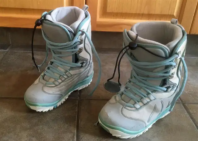 Nishi Snowboard Boots ~ 230 Mondopoint in Snowboard in Calgary - Image 3