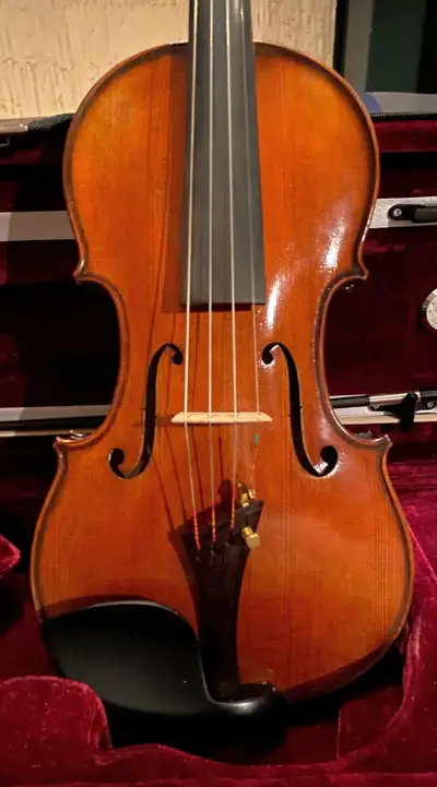 Magnifique violon asiatique fait à la main Son chaleureux, feutré, bien centré avec une belle projec...