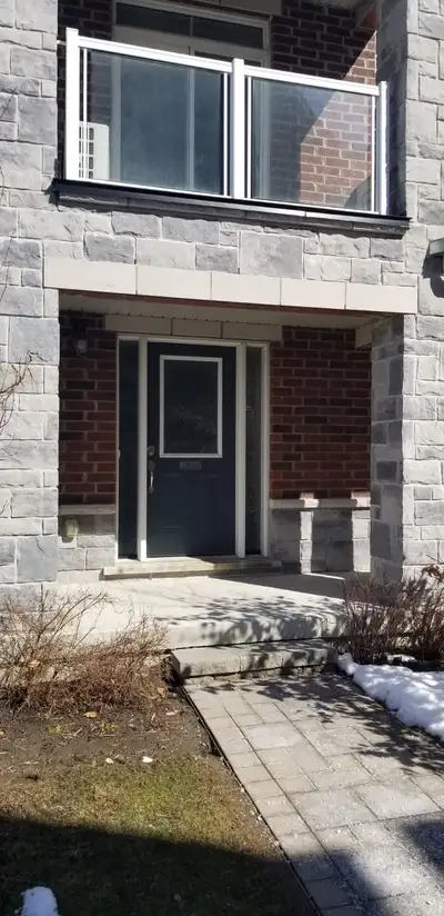 Newly 3 Bedroom Townhouse for Rent in Pickering Close to musjid, Walmart, School, 401 Highway, and b...