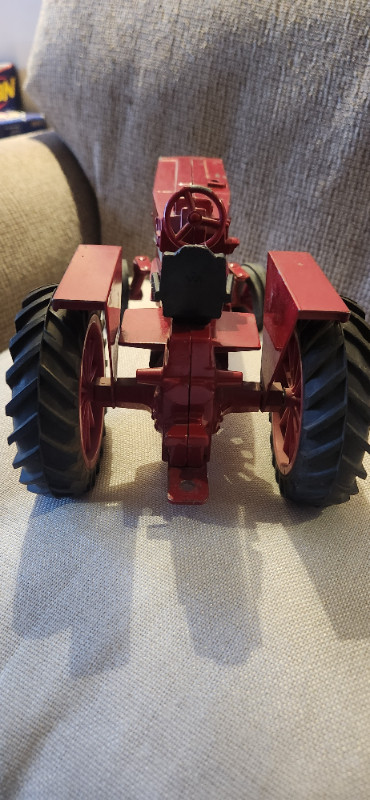 Vintage first edition Ertl Farmall tractor 966 in Arts & Collectibles in Calgary - Image 3