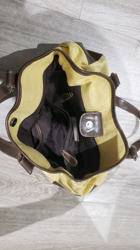 Yellow purse lined with brown in Women's - Bags & Wallets in Oakville / Halton Region - Image 3