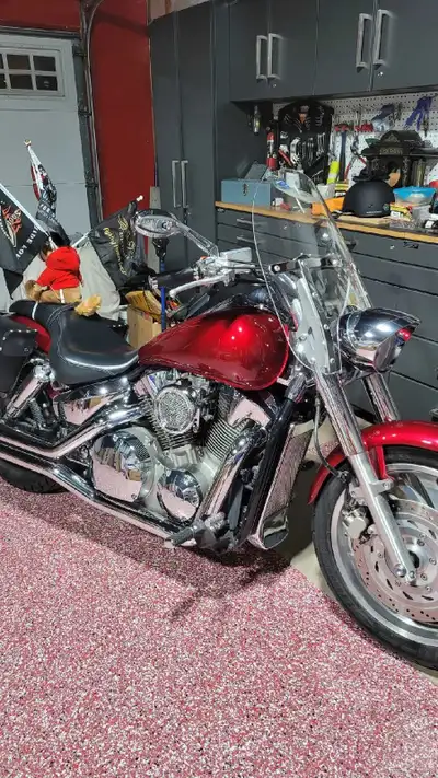 Very well maintained, super ride, lots of chrome after market pieces, Vance hines straightshots- lea...