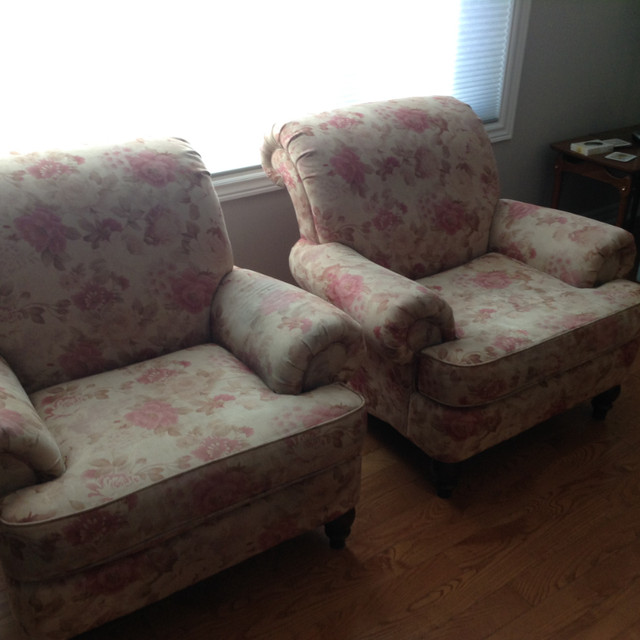 2 matching arm chairs in Chairs & Recliners in Belleville - Image 2