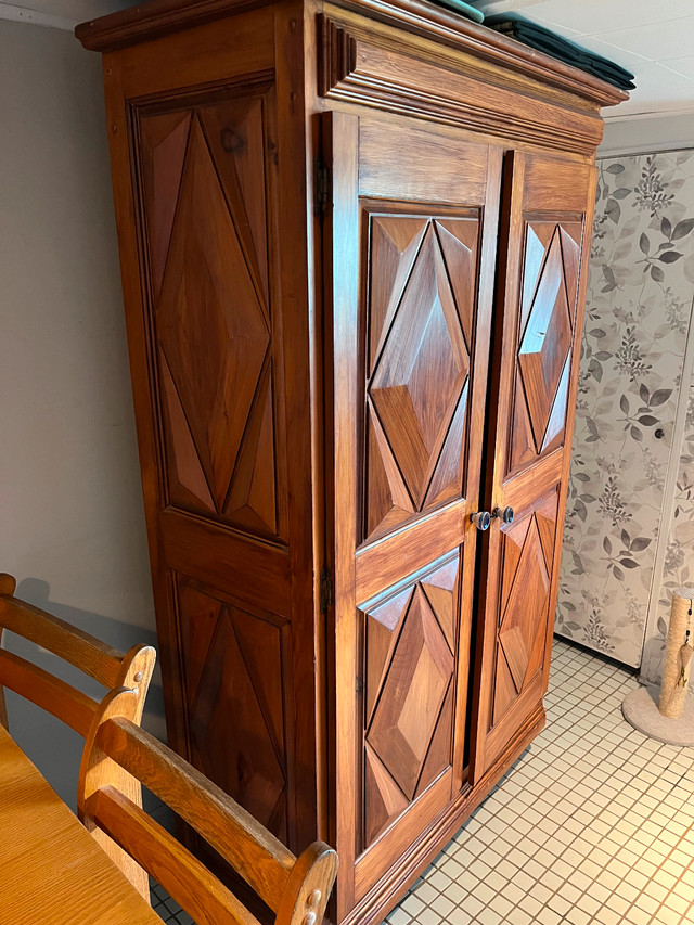Armoire en pin dans Commodes et armoires  à Ville de Québec