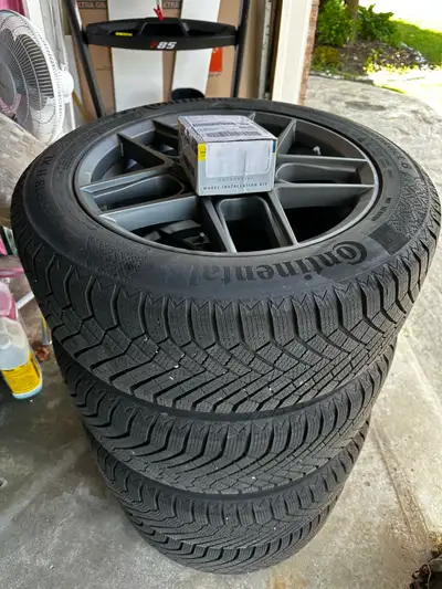 Continental Viking Contact 8 Winter tires on Touran wheels Tires - 235/55 R18 DOT 0725 Rims - 18x8J...
