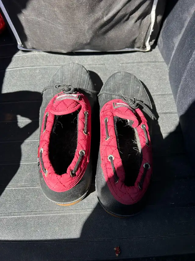 woman’s rain shoes size 8 in Women's - Shoes in Barrie - Image 2