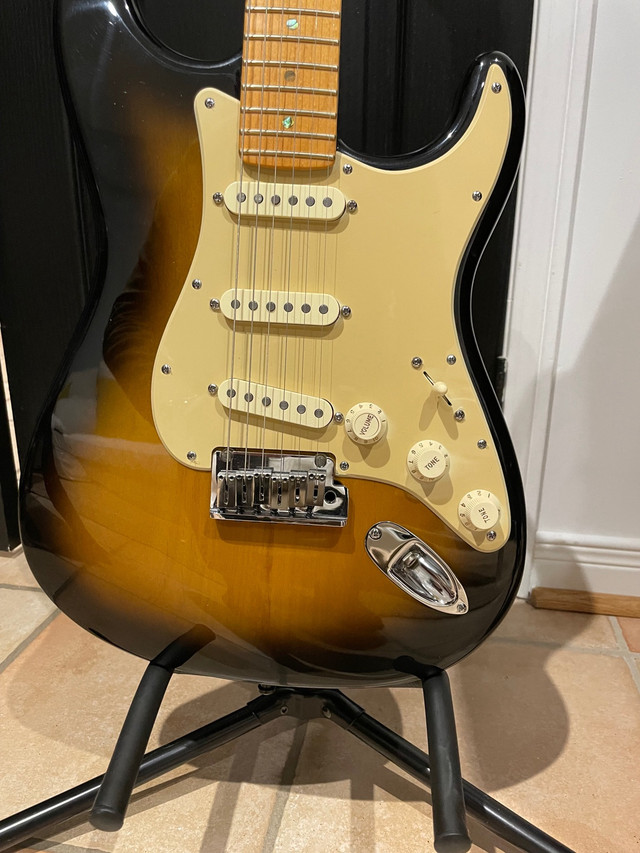 Fender American Deluxe “V” neck Stratocaster in Guitars in Oshawa / Durham Region - Image 2