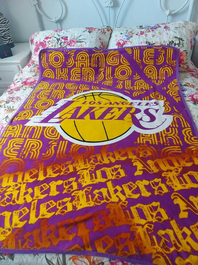 Los Angeles Lakers throw in Basketball in Calgary - Image 2