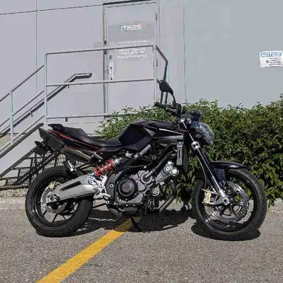 Like new...mint. only 10,644 KM Never been dropped Come with 2 keys Brand new tire Pirelli Rosso III...