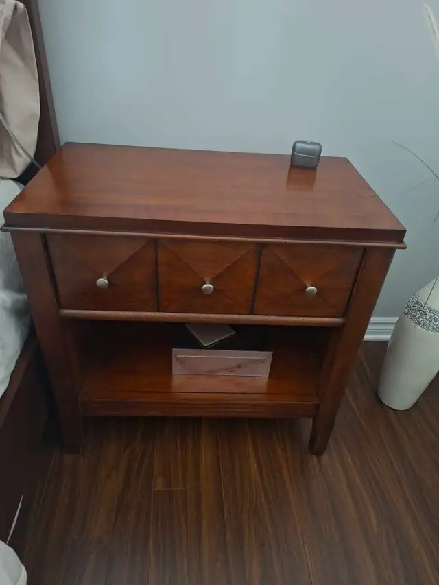 Magnifique mobilier de chambre à coucher in Dressers & Wardrobes in Longueuil / South Shore - Image 5