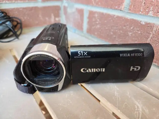 CANON Video Camera VIXIA HF R300 HD CMOS DIGITAL HANDYCAM Bundle in Cameras & Camcorders in City of Toronto - Image 3