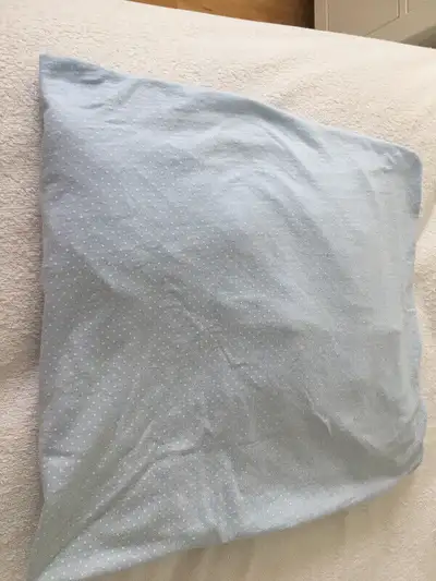 Drap contour très doux bleu pâle à petits pois blanc à contour élastique pour mieux tenir Pour 5.00$...