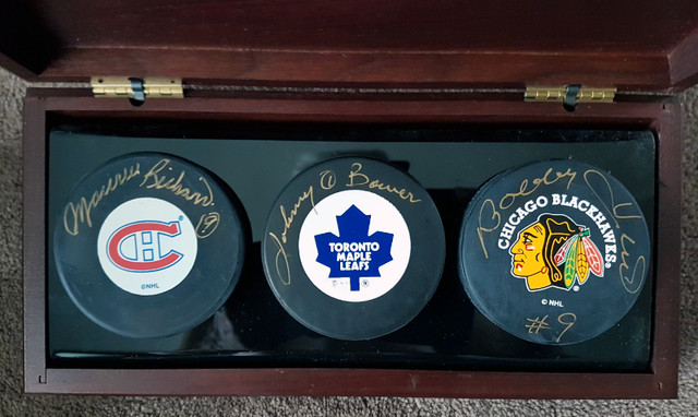 SIGNED NHL PUCK SET :  MAURICE RICHARD –JOHHNY BOWER –BOBBY HULL dans Art et objets de collection  à Laval/Rive Nord - Image 4