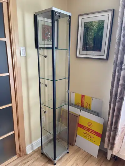 Armoire de verre très bonne condition style vitrine, valeur de 700$.