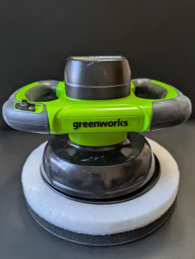 Buffer/Polisher for boats or cars. 10 inch diameter. Cordless, battery and charger included. 4 bonne...
