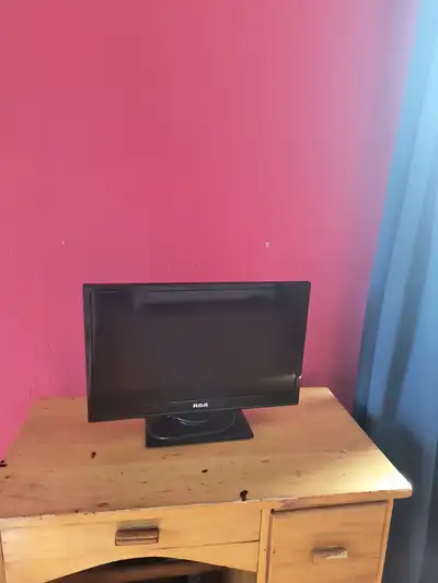 Tv 17 pouce a vendre 15$ Urgent dois  partir, View more