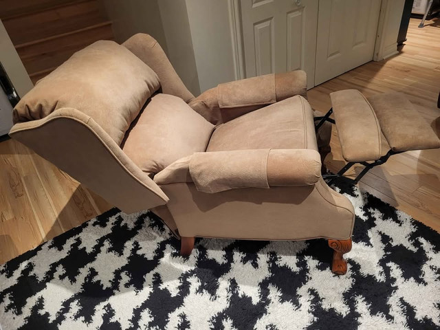 Super Bergère Fauteuil Inclinable de la marque Elran Comme Neuf dans Chaises, Fauteuils inclinables  à Laval/Rive Nord - Image 4
