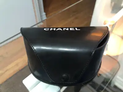 ETUIE  A  LUNETTES  CHANEL  ORIGINAL - PARFAITE  CONDITION - 30$, View more