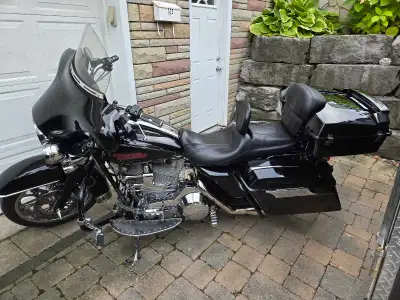 Very clean 2005 Harley davidson Electra glide 47000km. Thousands of dollars in upgrades. 1450 scream...