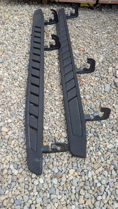 OEM running boards, high lift style. Off a brand new GMC Sierra, will fit Chevrolet Silverado. No sc...