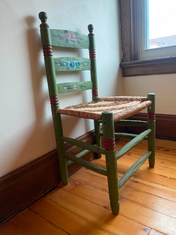 Vintage Green Floral Wood Wicker Chair in Home Décor & Accents in Kitchener / Waterloo - Image 3