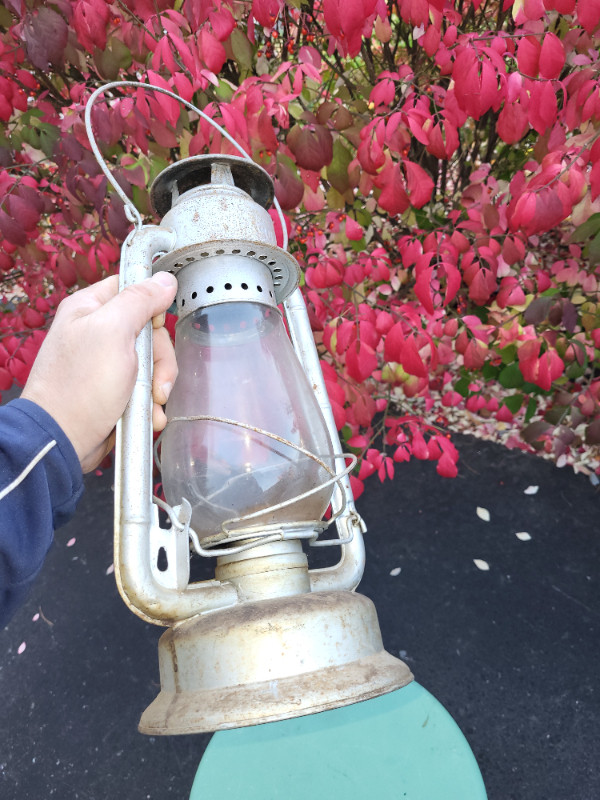 Vintage BEACON GSW Wind Proof Lantern in Arts & Collectibles in Hamilton - Image 3