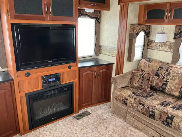 2013 Cougar 37’ Fifth Wheel in Travel Trailers & Campers in Revelstoke - Image 5