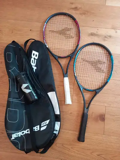 Découvrez cet ensemble de deux raquettes de tennis Babolat, parfait pour les joueurs de tous niveaux...
