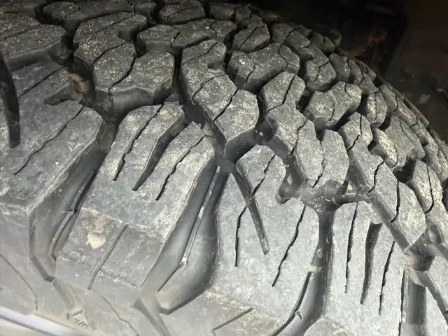 35/12.5R20 k02 on factory classic ram 1500 rims in Tires & Rims in Bedford - Image 5