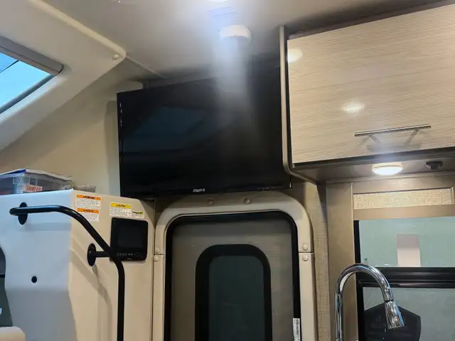 LIKE NEW - 2021 MOTOR HOME FOR SALE in RVs & Motorhomes in Kamloops - Image 17