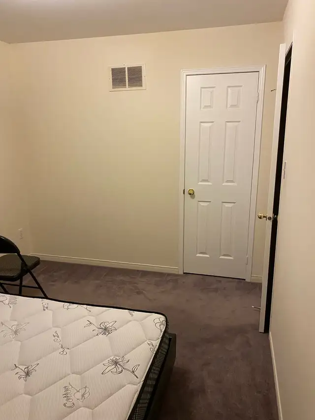 one single room for rent with washroom in Long Term Rentals in Mississauga / Peel Region - Image 6