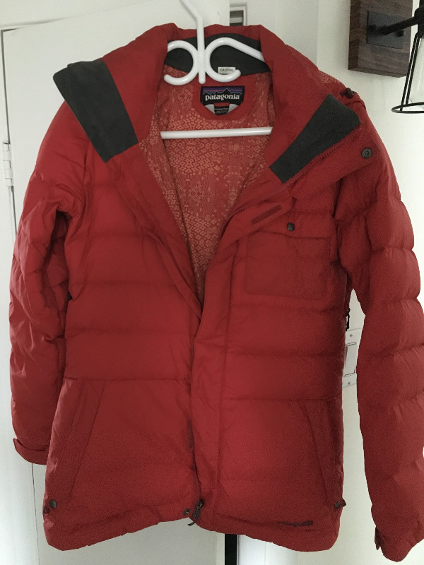 Manteau d’hiver pour femme small  Patagonia de garde qualité dans Femmes - Hauts et vêtements d'extérieur  à Drummondville - Image 4