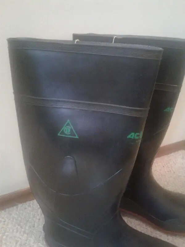 Rubber Safety Boots, ( Brand New) in Men's Shoes in Medicine Hat - Image 7