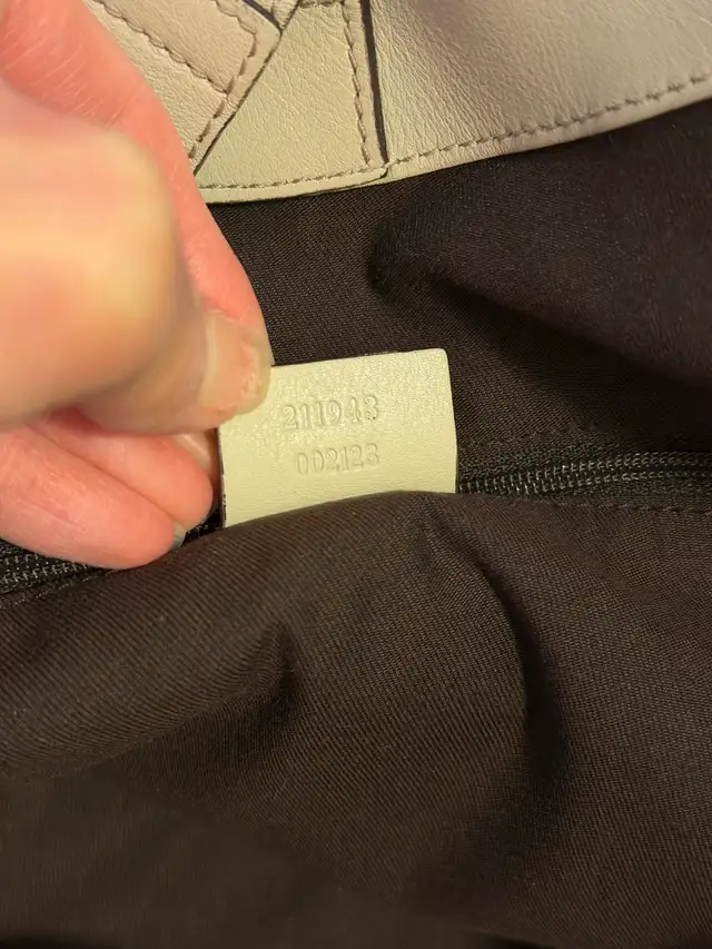 9.9/10 Gucci Classic Maxi Shopping bag in Women's - Bags & Wallets in Markham / York Region - Image 7