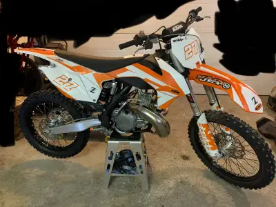 2016 KTM 250SX Extremely light at 211lbs dry weight. Ran on Shell 93 gas and Motul 800 oil mix, so b...
