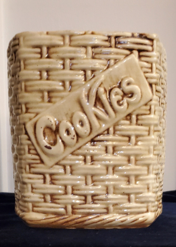 VINTAGE 1960'S MCCOY COOKIE JAR in Arts & Collectibles in City of Toronto - Image 2