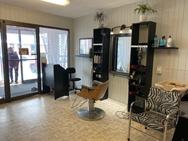 Hair salon in Commercial & Office Space for Rent in Renfrew