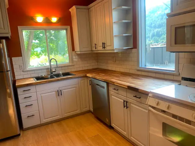 Nelson Downtown Heritage  3 bedroom with Lower Level Shop in Houses for Sale in Nelson - Image 30