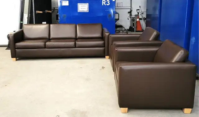 Like new pretty elegant top grain leather couches can deliver in Couches & Futons in Owen Sound - Image 3