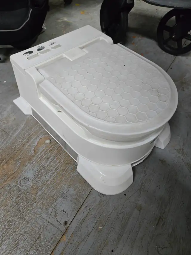 Articles pour bébé( poussette, siege bb, siege auto, bb toilette in Multi-item in City of Montréal - Image 5