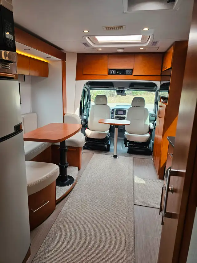 VR  (Motorisé) classe B+ 2019 31 000 Km - Leisure Travel Unity in RVs & Motorhomes in Sherbrooke - Image 3