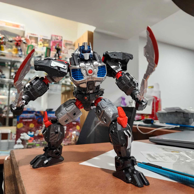 Transformers Optimus Primal with free upgrade kit.  in Toys & Games in City of Toronto - Image 2